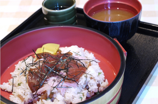 レストラン「花さんご」の人気メニュー手こね寿司。志摩地方の漁師料理です。
