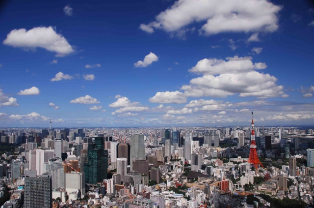 スカイデッキから見た風景（昼）　スカイツリーと東京タワー、天気の良い日は富士山も見えます。